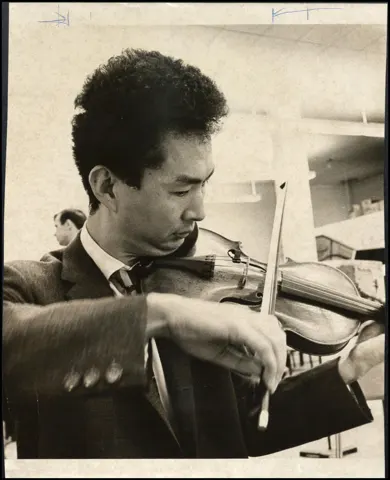 "Kobayashi Kenji Violinist, Amus. ".